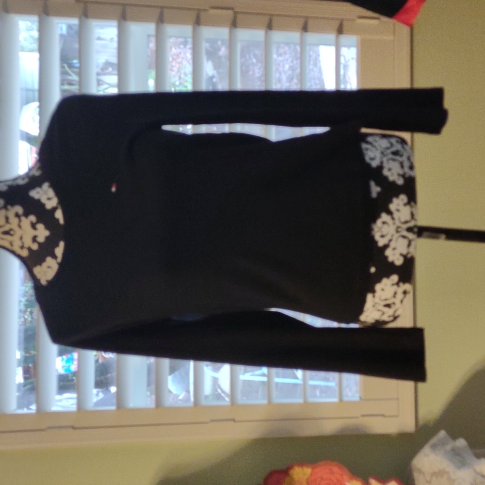 Tommy Hilfiger long sleeve tee shirt.  Large but fits more like a medium.